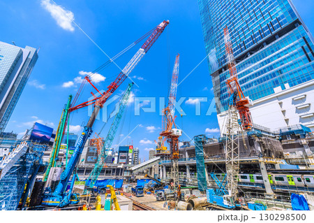 日本の東京都市景観9月1日。クローラークレーンやパイルドライバーなどの巨大重機がズラリ…＝渋谷 130298500