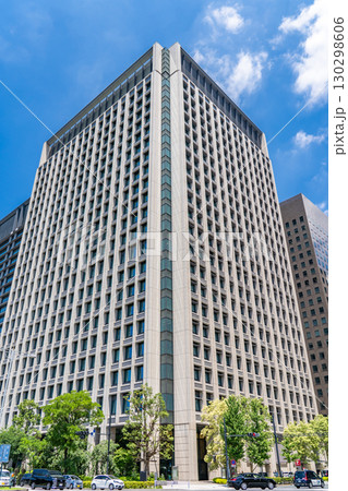 皇居大手門の目前に位置する大手門タワー（大手町ホトリア）ENEOSビル　東京都千代田区大手町 130298606