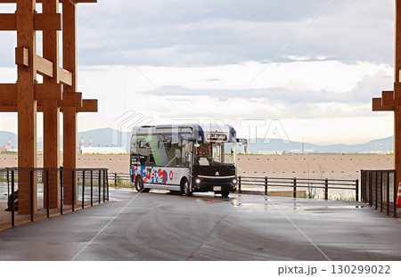 大阪開催 関西万博2025 大屋根リングの下を走行する東ゲートから西ゲートへ向かうシャトルバス 130299022