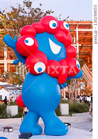 大阪開催 関西万博2025　西ゲート前でお出迎えするオフィシャルキャラクター 130299055