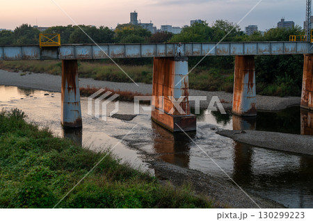 川に架かる錆びた鉄橋と夕景の風景 川に架かる錆びた鉄橋と夕景の風景 130299223