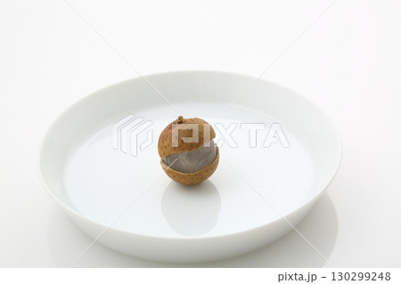 食器に盛られた竜眼の中身果肉とたね 食器に盛られた竜眼の中身果肉とたね 130299248