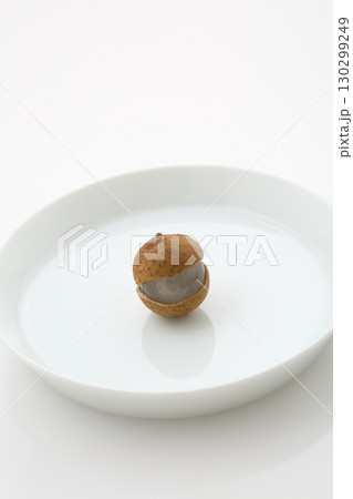 食器に盛られた竜眼の中身果肉とたね 130299249