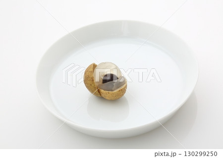 食器に盛られた竜眼の中身果肉とたね 130299250