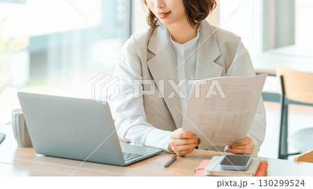 デスクワークをする女性・ビジネスウーマン 130299524