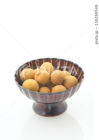食器に盛られた竜眼 130299549