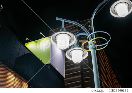 夜の街灯と都市の風景 ビルと看板のある街並み 130299651