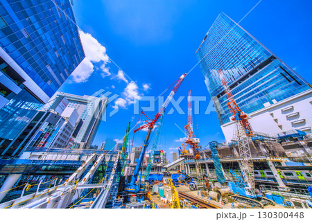 日本の東京都市景観9月1日。クローラークレーンやパイルドライバーなどの巨大重機がズラリ…＝渋谷 130300448