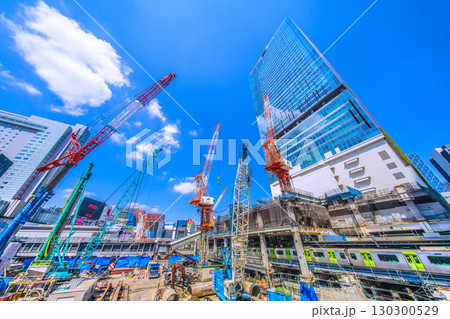 日本の東京都市景観9月1日。クローラークレーンやパイルドライバーなどの巨大重機がズラリ…=渋谷 日本の東京都市景観9月1日。クローラークレーンやパイルドライバーなどの巨大重機がズラリ…=渋谷 130300529