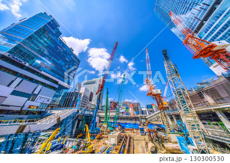 日本の東京都市景観9月1日。クローラークレーンやパイルドライバーなどの巨大重機がズラリ…＝渋谷 130300530