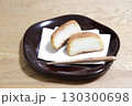 皿にのせたチーズ饅頭の写真 130300698