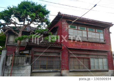 岩手県古い町並みに残る昔の遊郭のような家 130300934