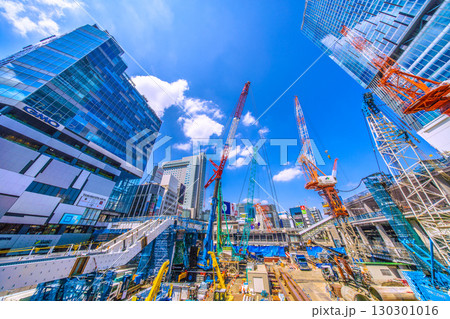 日本の東京都市景観9月1日。クローラークレーンやパイルドライバーなどの巨大重機がズラリ…＝渋谷 130301016