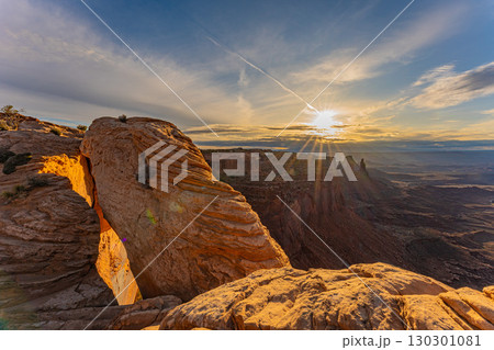 アメリカ　ユタ州キャニオランズ国立公園にあるメサアーチの朝焼け　グランドキャニオングランドサークル 130301081