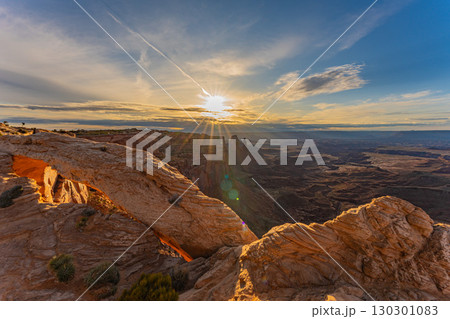 アメリカ ユタ州キャニオランズ国立公園にあるメサアーチの朝焼け グランドキャニオングランドサークル アメリカ ユタ州キャニオランズ国立公園にあるメサアーチの朝焼け グランドキャニオングランドサークル 130301083