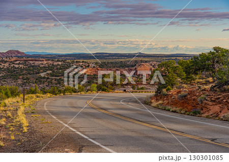 アメリカ　ユタ州キャニオランズ国立公園の朝焼け　グランドキャニオングランドサークル 130301085