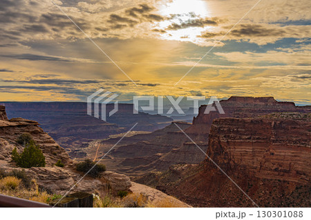 アメリカ　ユタ州キャニオランズ国立公園にあるメサアーチの朝焼け　グランドキャニオングランドサークル 130301088