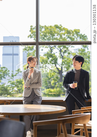 コーヒーを飲むビジネスパーソン 130301138