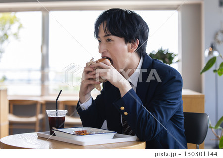 ハンバーガーを食べる男性 ハンバーガーを食べる男性 130301144