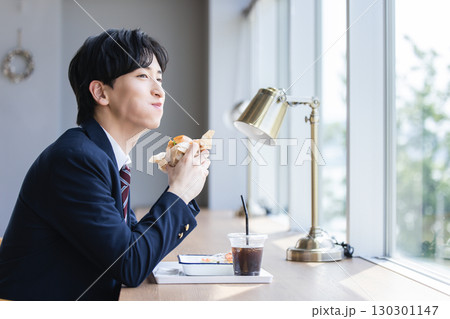 ハンバーガーを食べる男性 ハンバーガーを食べる男性 130301147