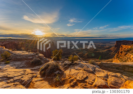 アメリカ　ユタ州キャニオランズ国立公園にあるメサアーチの朝焼け　グランドキャニオングランドサークル 130301170