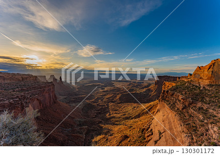アメリカ　ユタ州キャニオランズ国立公園にあるメサアーチの朝焼け　グランドキャニオングランドサークル 130301172