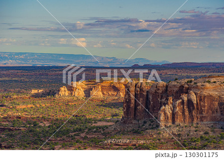 アメリカ　ユタ州キャニオランズ国立公園の朝焼け　グランドキャニオングランドサークル 130301175