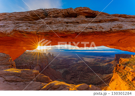 アメリカ ユタ州キャニオランズ国立公園にあるメサアーチの朝焼け グランドキャニオングランドサークル アメリカ ユタ州キャニオランズ国立公園にあるメサアーチの朝焼け グランドキャニオングランドサークル 130301284