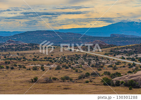 アメリカ ユタ州キャニオランズ国立公園の朝焼け グランドキャニオングランドサークル アメリカ ユタ州キャニオランズ国立公園の朝焼け グランドキャニオングランドサークル 130301288