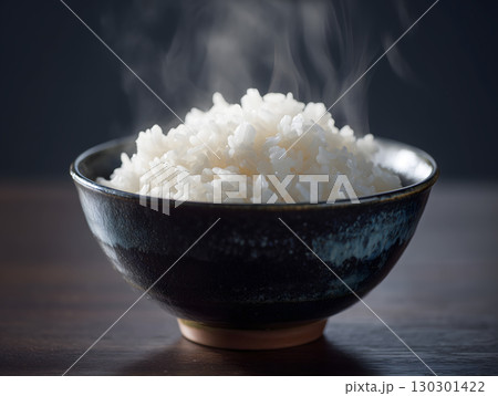 湯気が立ち上る炊きたての白ごはんと黒い和食器の組み合わせ 湯気が立ち上る炊きたての白ごはんと黒い和食器の組み合わせ 130301422