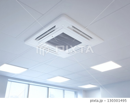 オフィス天井に設置された業務用カセット型エアコンと室内空調設備 オフィス天井に設置された業務用カセット型エアコンと室内空調設備 130301495