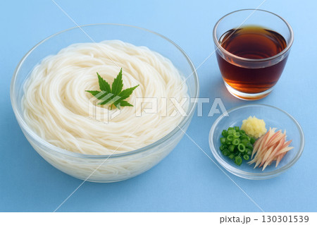 夏の涼を感じるガラス鉢のそうめんと薬味とめんつゆのセット 130301539