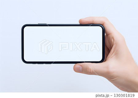 スマートフォンを横向きに持つ手と白い画面のモックアップ画像 130301819