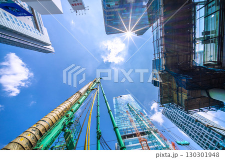 日本の東京都市景観9月1日。クローラークレーンやパイルドライバーなどの巨大重機がズラリ…＝渋谷 130301948