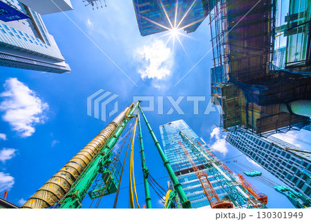 日本の東京都市景観9月1日。クローラークレーンやパイルドライバーなどの巨大重機がズラリ…＝渋谷 130301949