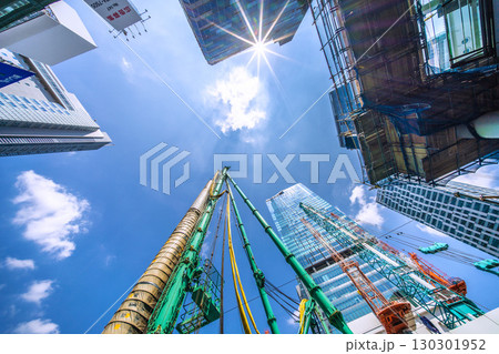 日本の東京都市景観9月1日。クローラークレーンやパイルドライバーなどの巨大重機がズラリ…＝渋谷 130301952