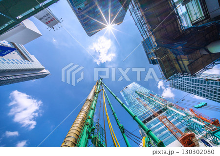 日本の東京都市景観9月1日。クローラークレーンやパイルドライバーなどの巨大重機がズラリ…＝渋谷 130302080