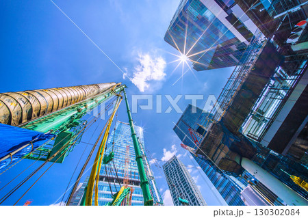 日本の東京都市景観9月1日。クローラークレーンやパイルドライバーなどの巨大重機がズラリ…＝渋谷 130302084