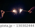 手持ち花火をする二人 130302444