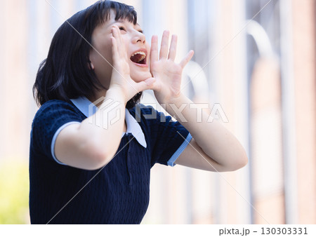 応援する女性 130303331