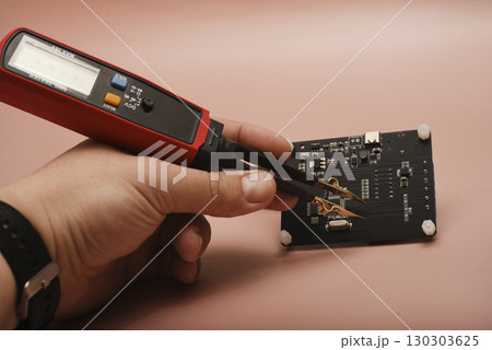 The SMD component tester. Investigation of the parameters of the SMD components using a tester probe. The SMD component tester. Investigation of the parameters of the SMD components using a tester probe. 130303625