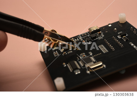 The SMD component tester. Investigation of the parameters of the SMD components using a tester probe. The SMD component tester. Investigation of the parameters of the SMD components using a tester probe. 130303638