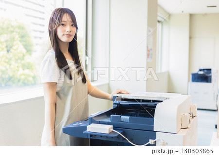 コピーをとる女性社員 130303865