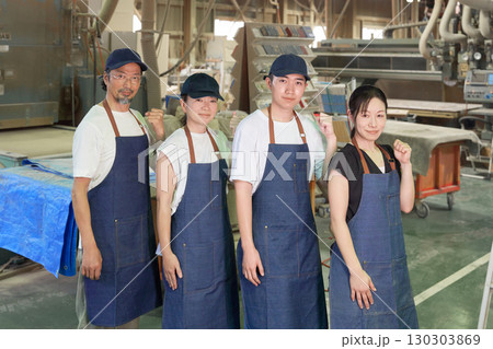 木工工場でのスタッフ集合写真 130303869