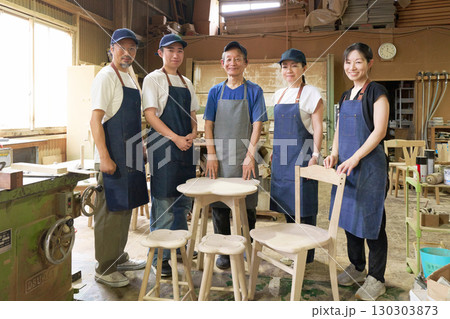 家具製造工場のスタッフ 家具製造工場のスタッフ 130303873