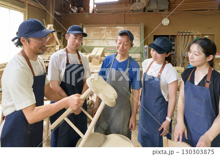 椅子を点検する家具製造現場のスタッフ 130303875