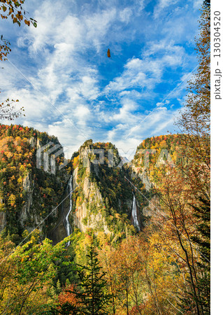秋彩に包まれた銀河の滝と流星の滝（北海道・層雲峡） 130304520
