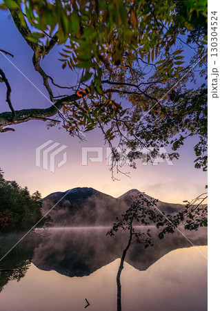 幻想的な湖面に映る雌阿寒岳と阿寒富士 ― オンネトー 幻想的な湖面に映る雌阿寒岳と阿寒富士 ― オンネトー 130304524