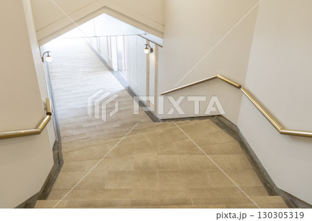 美しいホテルの通路の風景 130305319