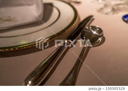 結婚式のコース料理のテーブルセッテイング 結婚式のコース料理のテーブルセッテイング 130305329